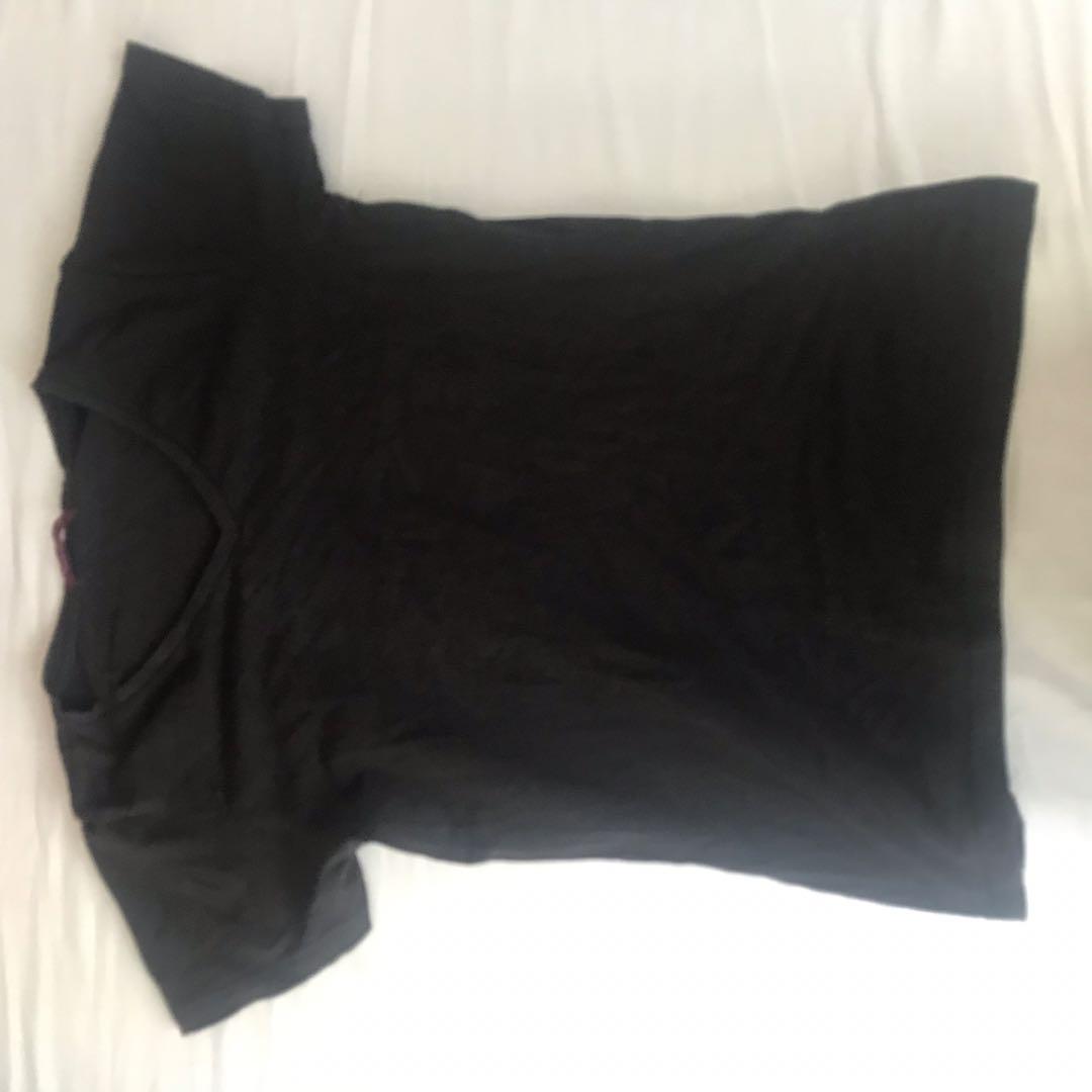 Basic tee (Category: Shirts) located in Singapore. Submitted by vanana (Listing ID 1046010066, Image 1). Description: Black basic tee size M Blue basic tee size L 2 for $4 Grab yours!!.