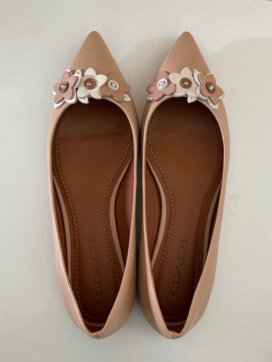 Coach nude shoes flats beige Women s Fashion Footwear Flats on Carousell