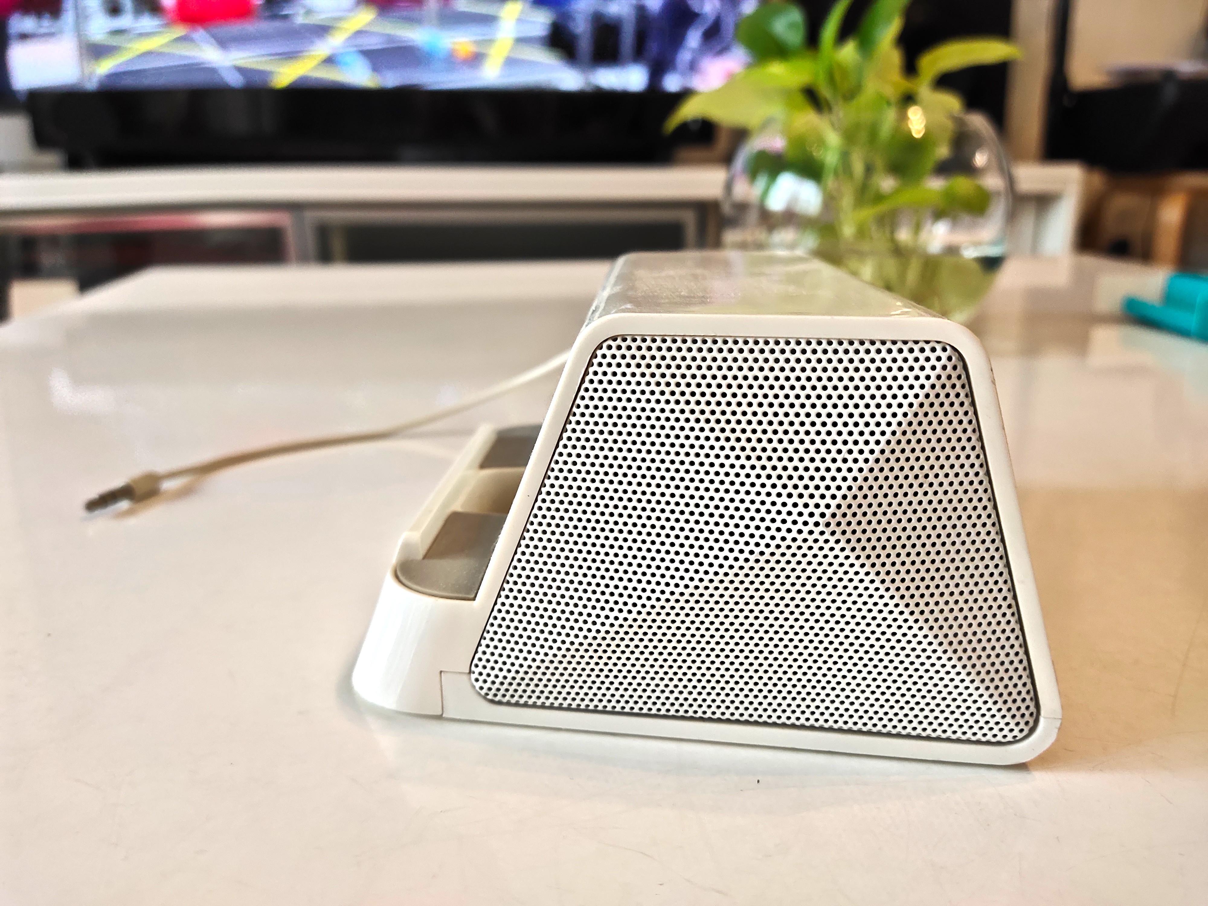 Divoom (Category: Soundbars, Speakers & Amplifiers) located in Puchong. Submitted by leedroid (Listing ID 1045994565, Image 3). Description: speaker with 3.5mm jack clear and loud sound built-in with phone holder.