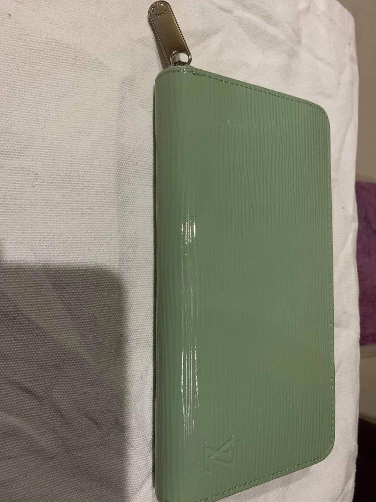 LOUIS VUITTON Epi Wallet (Category: Luxury Bags & Wallets) located in Caloocan City. Submitted by rtariman (Listing ID 1046001496, Image 2). Description: Pre-loved LOUIS VUITTON Epi Wallet With minimal flaws - see last 2 pictures Negotiable.