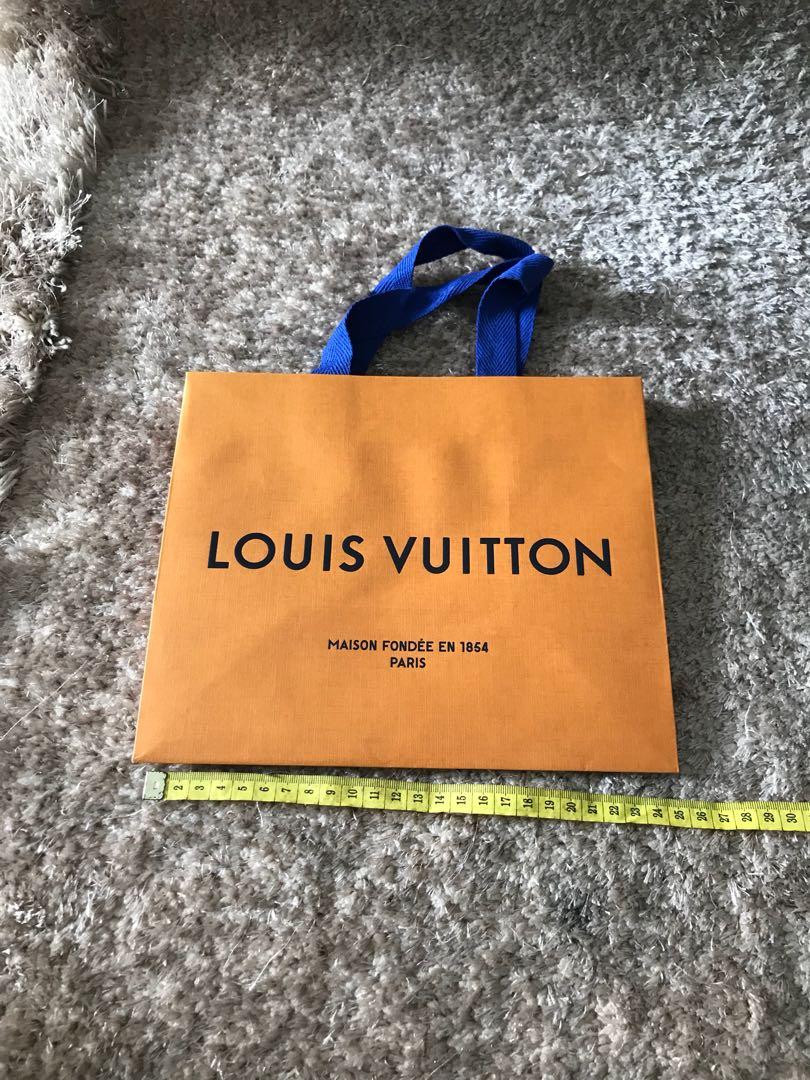 Louis Vuitton Paper Bag kantong belanja LV original like new size 25 cm bisa untuk dompet tas aksesori dll dan authentic