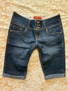 (Category: ) located in . Submitted by clothes_consignment (Listing ID 1046164052, Image 1). Description: .