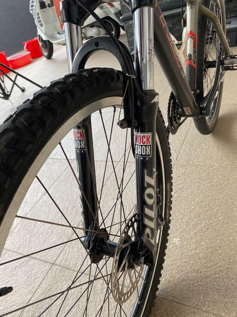 Used trek 6700 mountain bike with Shimano Deore LX and disc brakes made in USA alpha super light weight 26 inch with rock shox pilot