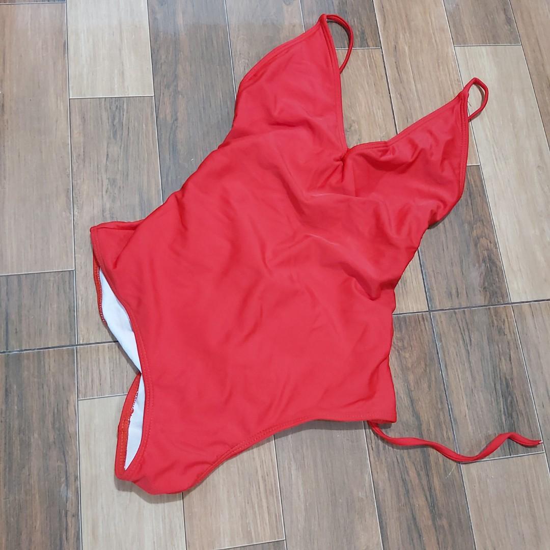 My favorite onepiece swimsuit (Category: Bikinis & Swimsuits) located in Quezon City. Submitted by cheverloo (Listing ID 1048140279, Image 1). Description: S-M, padded, super favorite ko to!!! 250 php fixed price. swipe for more ww pics. msg me. bpi and gcash #swimsuit #swimwear #onepiece #twopiece #preloved #summersale #skirt #miniskirt #dress #floraldress #bodycondress #highwaistedbikini #bikini #shorts #highwaistedshorts #sale #sweldosale #sal
