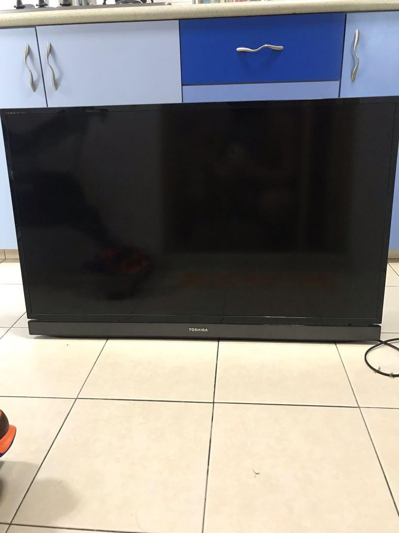 Defective Toshiba LED TV (screen with vertical lines), Home Appliances