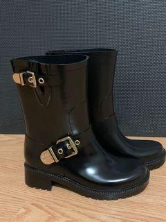 Vince Camuto Rainboots Size 5