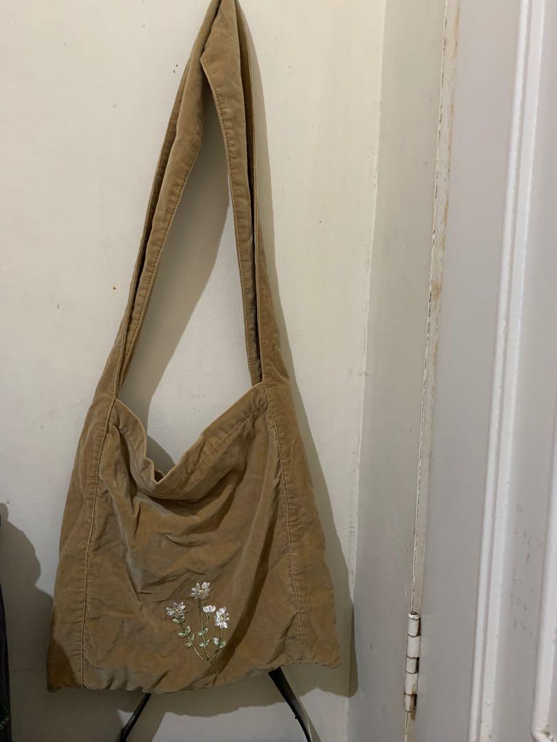 Felt Messenger Bag with Embroidery (Category: Cross-body Bags) located in San Pedro. Submitted by riversen (Listing ID 1048305988, Image 2). Description: Cottagecore messenger bag ✨🧚 Aesthetically pleasing to artistic people Embroidered flowers.