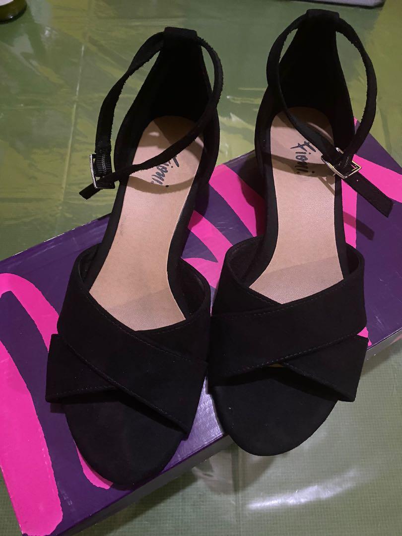 Fioni Starlit Sandals US size 5 1/2 (Category: Flats & Sandals) located in Pasig City. Submitted by chewp (Listing ID 1048370787, Image 2). Description: Bought in Payless Store .