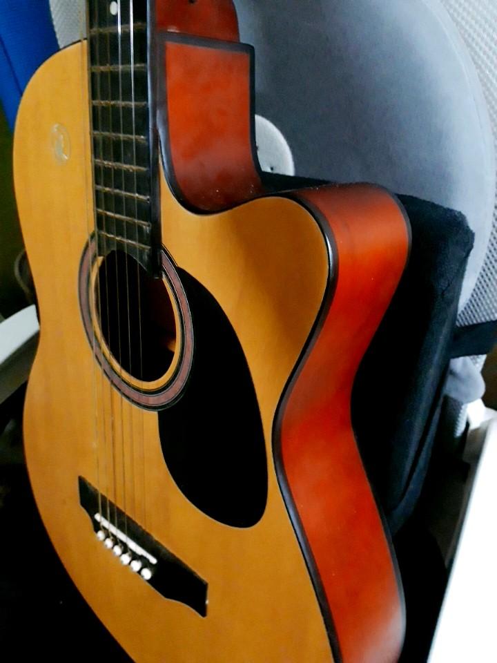RJ Manila Acoustic Guitar with Audio Cable & Capo, Music & Media, Music