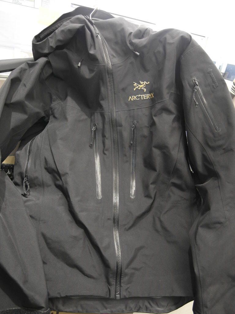 Arc'teryx Alpha SV Jacket 不死鳥, 男裝, 外套及戶外衣服- Carousell