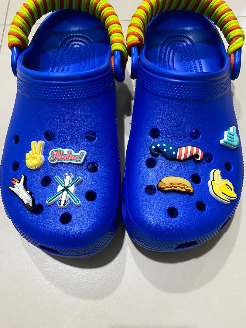 Blue crocs clearance with jibbitz