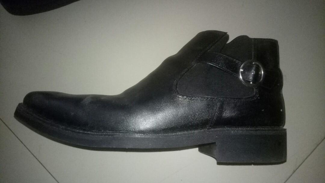 Leather Shoes/Boots (Category: Boots) located in Manila. Submitted by sarcia16 (Listing ID 1048498667, Image 3). Description: Slightly used. chelsea boots..