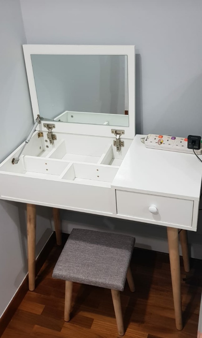 Lightly used dressing table, Furniture & Home Living, Furniture, Tables