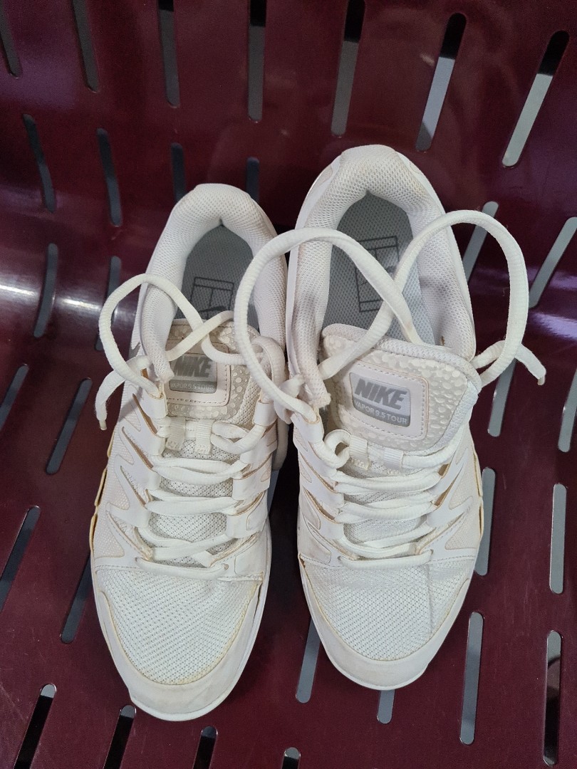 white nike shoes mens