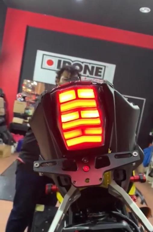 R15 v3 integrated tail light top