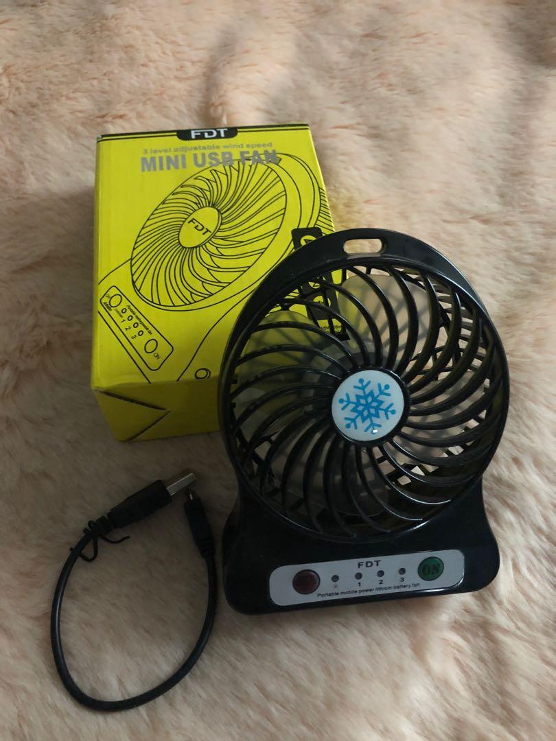 3 Level adjustable wind speed Mini USB Fan (Category: Computer Parts) located in Manila. Submitted by bondea (Listing ID 1048661083, Image 1). Description: Brand new, Black color, with box Height: 5 inches 3 level adjustable wind speed Built in Lithium battery.
