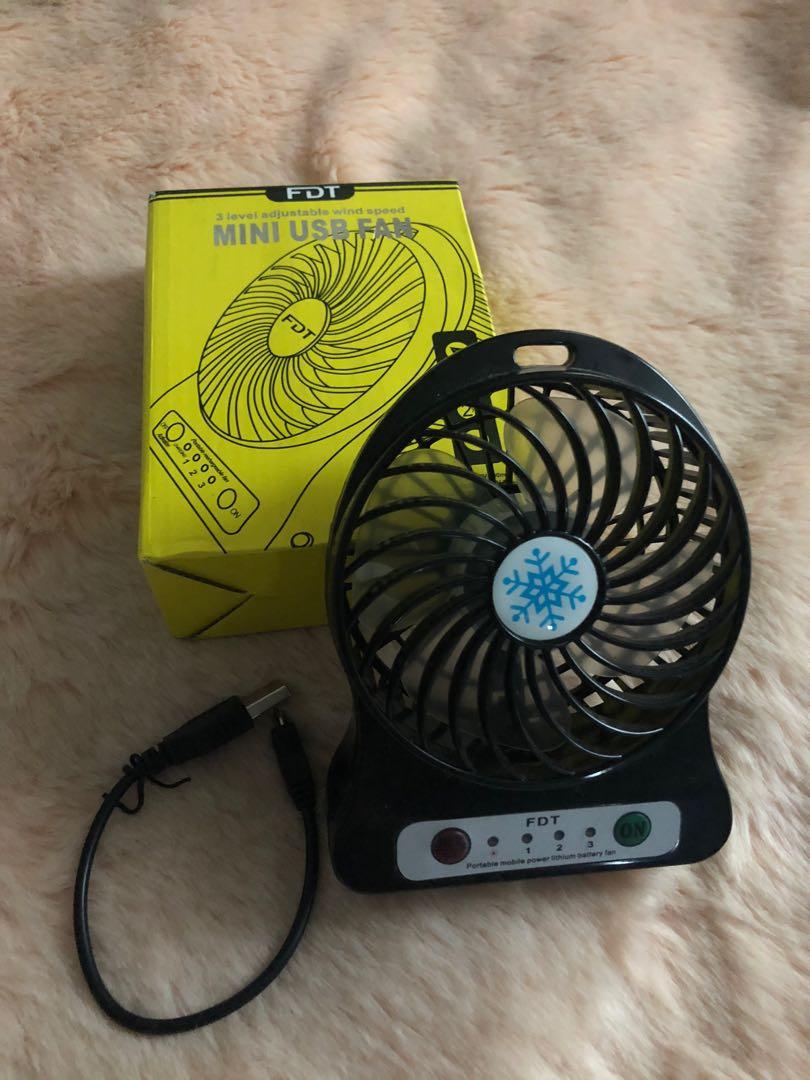 3 Level adjustable wind speed Mini USB Fan (Category: Computer Parts) located in Manila. Submitted by bondea (Listing ID 1048661083, Image 2). Description: Brand new, Black color, with box Height: 5 inches 3 level adjustable wind speed Built in Lithium battery.