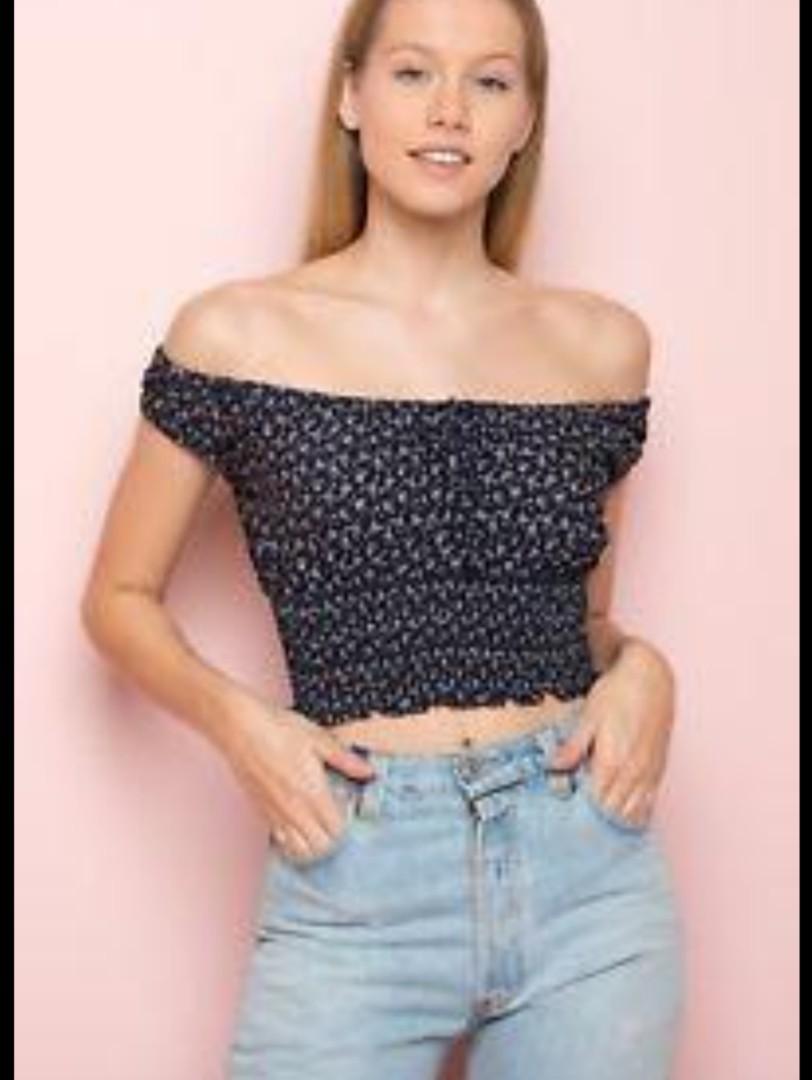 Brandy melville marilyn offshoulder top Women s Fashion Tops Sleeveless on Carousell