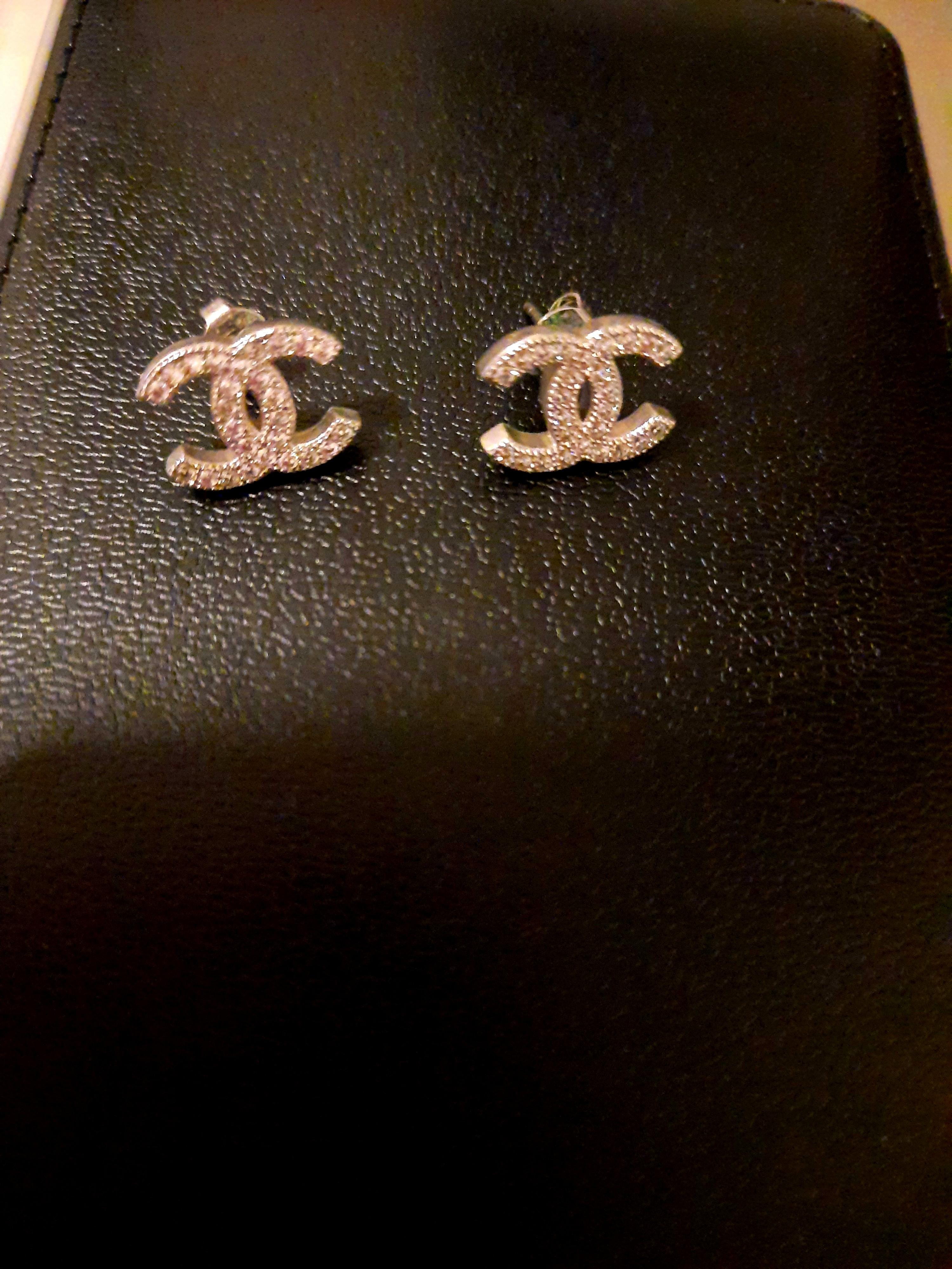 Earring (Category: Earrings) located in Singapore. Submitted by truedolphin.49998c (Listing ID 1013174483, Image 3). Description: 2 pairs of different siza earring..