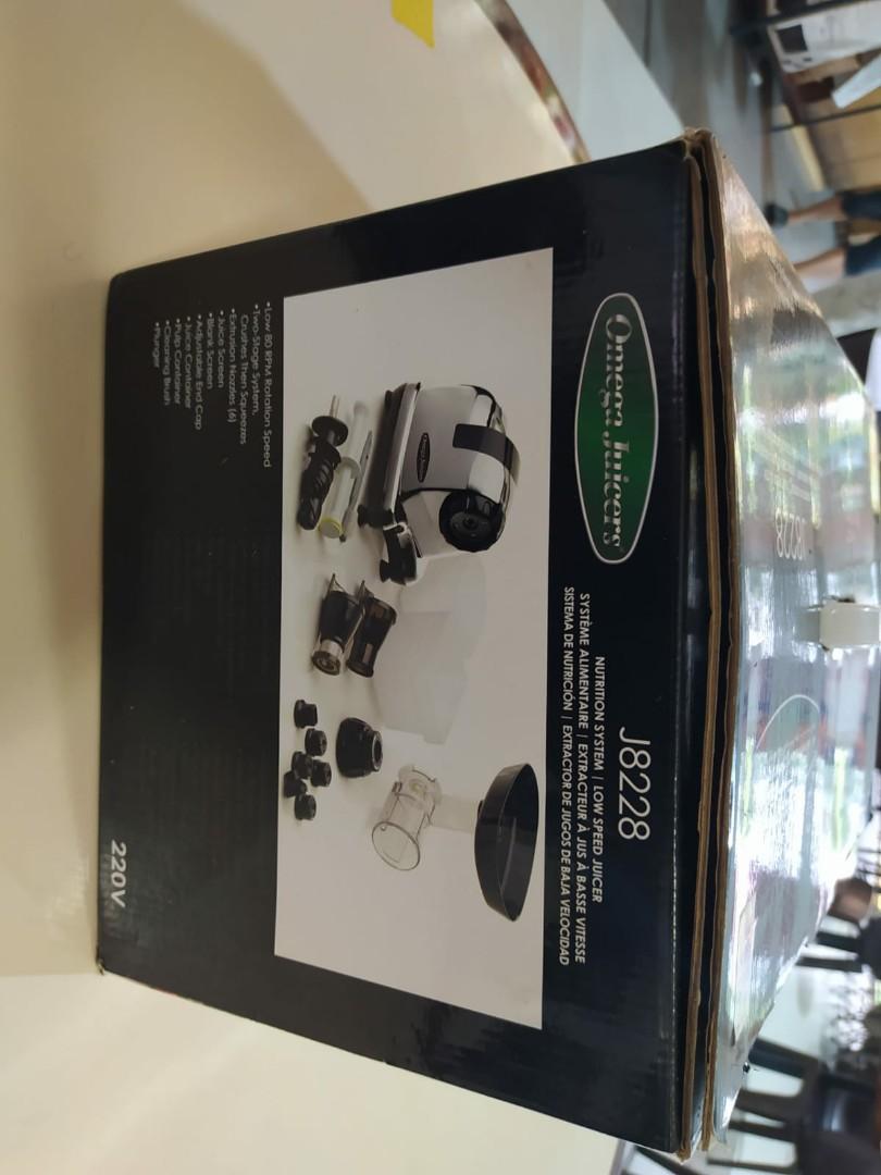 Slow juicer omega juicer j8228, TV & Home Appliances, Kitchen