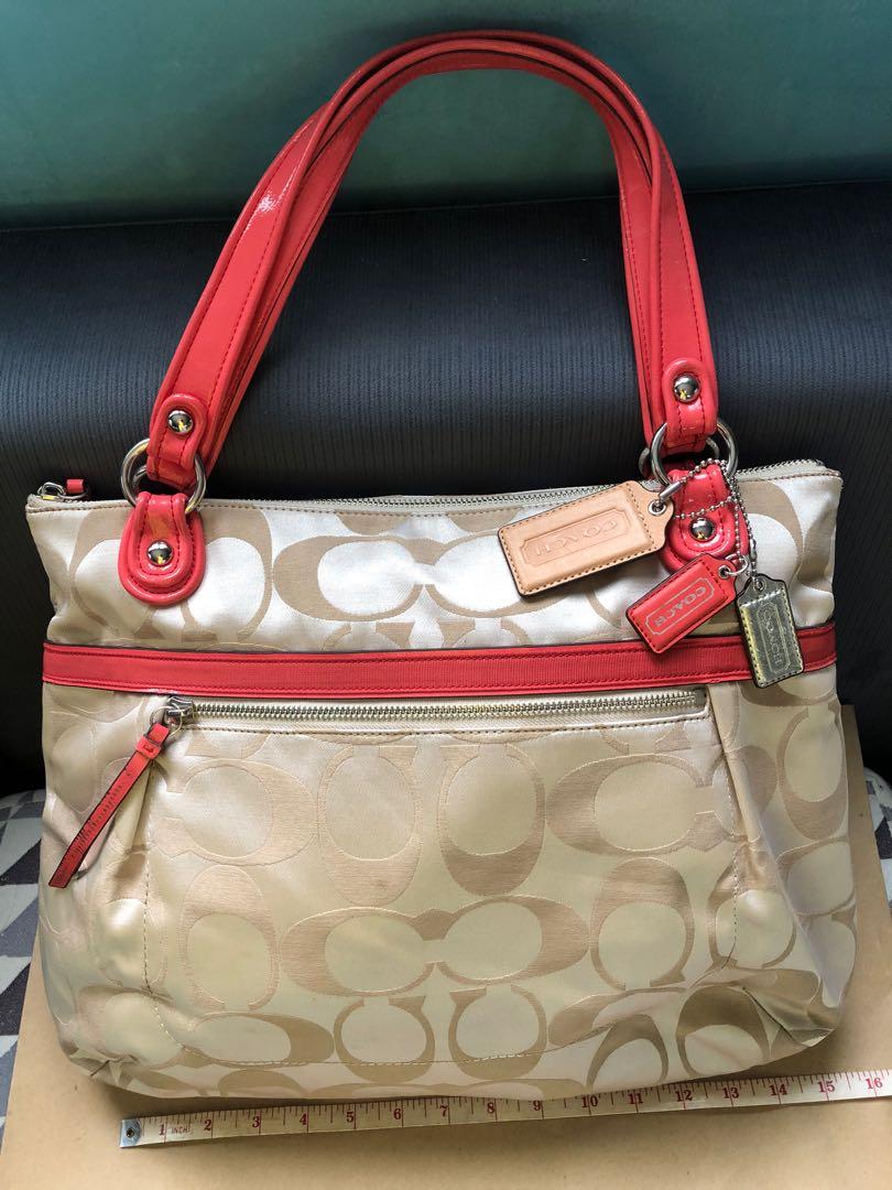 Authentic Coach handbag (Category: Luxury Bags & Wallets) located in Manila. Submitted by breadcrumb3000 (Listing ID 1048851104, Image 1). Description: Authentic Coach handbag bought in HK Big enough for work (fits a laptop!) yet Cute enough to be fashionable Includes dust bag! Rfs - decluttering Serious buyers only Strictly pay first before delivery.