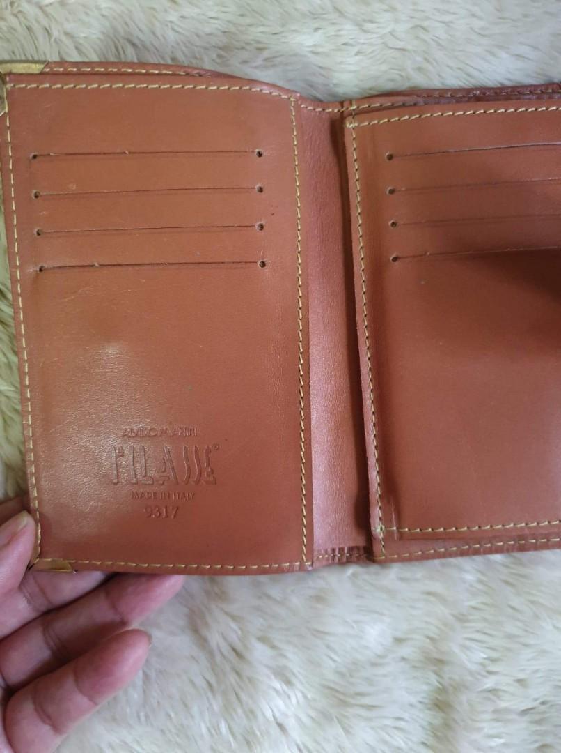 🇯🇵💯Alviero Bifold wallet (Category: Luxury Bags & Wallets) located in Makati City. Submitted by yerbua103 (Listing ID 1049129437, Image 3). Description: ☑️Preloved ☑️no flaws ☑️signs of usage ☑️manage your expectations.