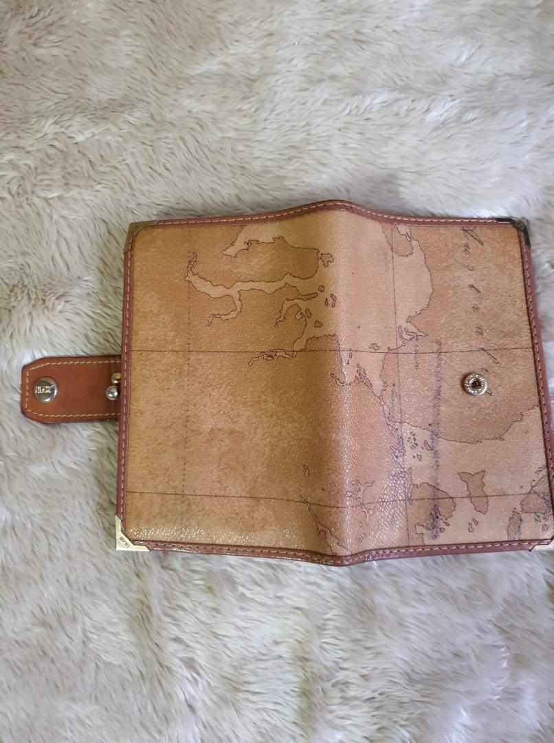 🇯🇵💯Alviero Bifold wallet (Category: Luxury Bags & Wallets) located in Makati City. Submitted by yerbua103 (Listing ID 1049129437, Image 2). Description: ☑️Preloved ☑️no flaws ☑️signs of usage ☑️manage your expectations.