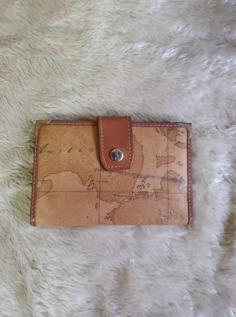 🇯🇵💯Alviero Bifold wallet (Category: Luxury Bags & Wallets) located in Makati City. Submitted by yerbua103 (Listing ID 1049129437, Image 1). Description: ☑️Preloved ☑️no flaws ☑️signs of usage ☑️manage your expectations.