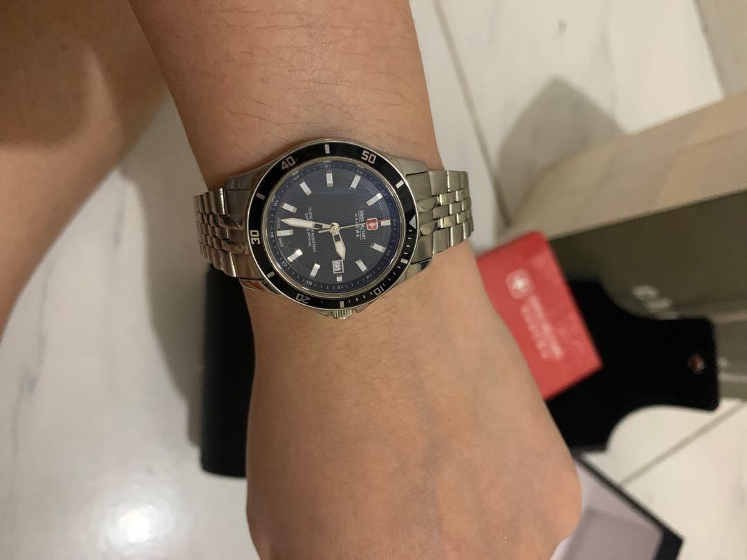 Hanowa Women's watch (Category: Women's Watches) located in Pasig City. Submitted by gigiera (Listing ID 1049172990, Image 2). Description: Just needs battery replacement No damage or scrathes. Good as new. With paper bag, card and box. .