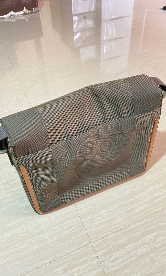 Sold at Auction: Louis Vuitton Damier Geant Messenger Bag