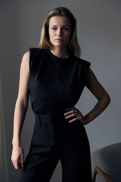 Padded shoulder 2025 t shirt zara