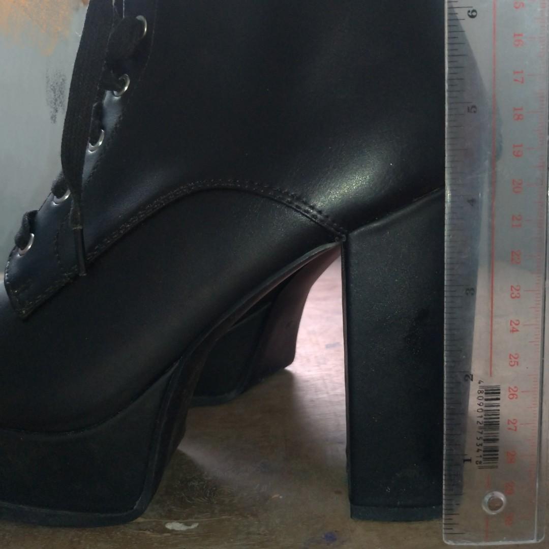 H&M Divided Black Chunky High Heel Ankle Boots Booties (Category: Boots) located in Quezon City. Submitted by tsoaph (Listing ID 1049354522, Image 2). Description: ***100% of the money will be donated to help the victims of Typhoon Ulyssess*** Size: EU 39/US 8 (but can also fit EU 40/US 9 as I'm US 9) Heel Height: >4 inches RFS: Not used anymore * Used 2x * Condition - 9/10 * No box * What you see is what you get, so please manage your expectatio