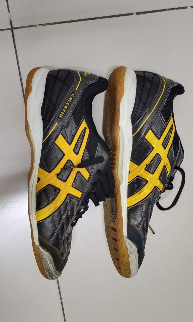 kasut futsal asics