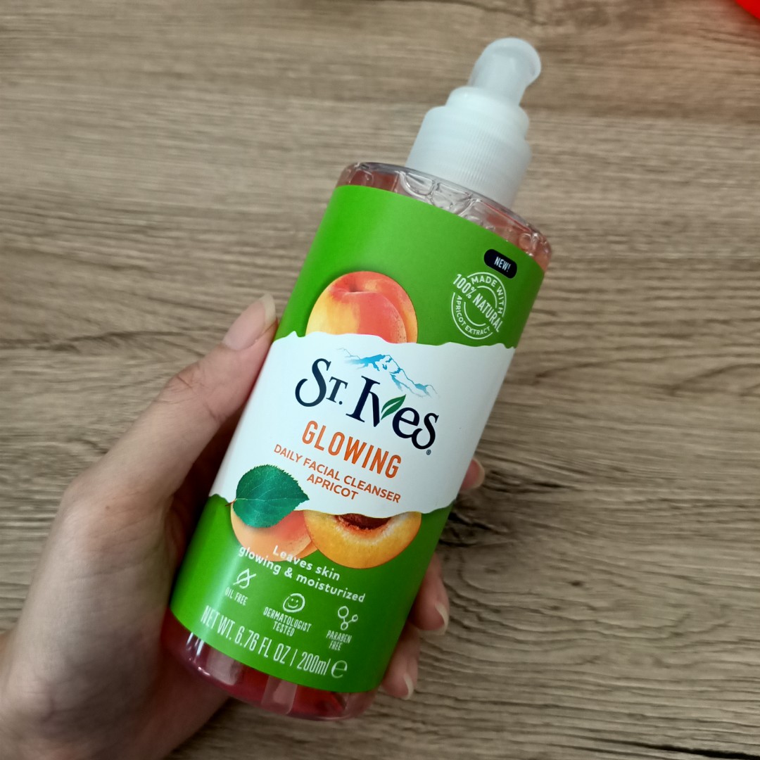st ives glowing daily facial cleanser