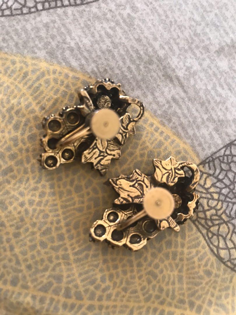 Vintage 50s Floral Earrings (Category: Earrings) located in Makati City. Submitted by tin_ph (Listing ID 1031128911, Image 3). Description: Never used. Lock using screw-type. Very vintage would look classy to anyone wearing them. Originally bought at Etsy for around 1500php (minus shipping)..