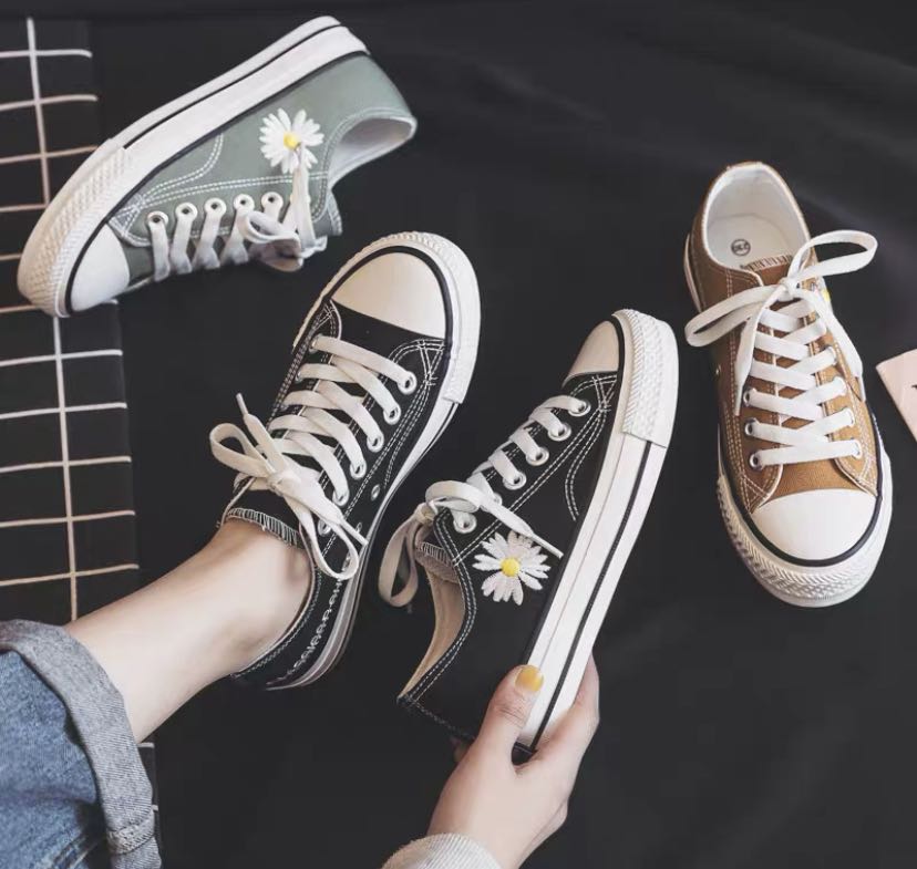 black daisy converse