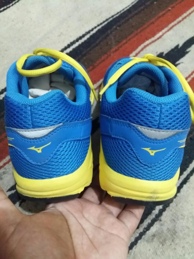 MIZUNO MAXIMIZER 18 running shoe