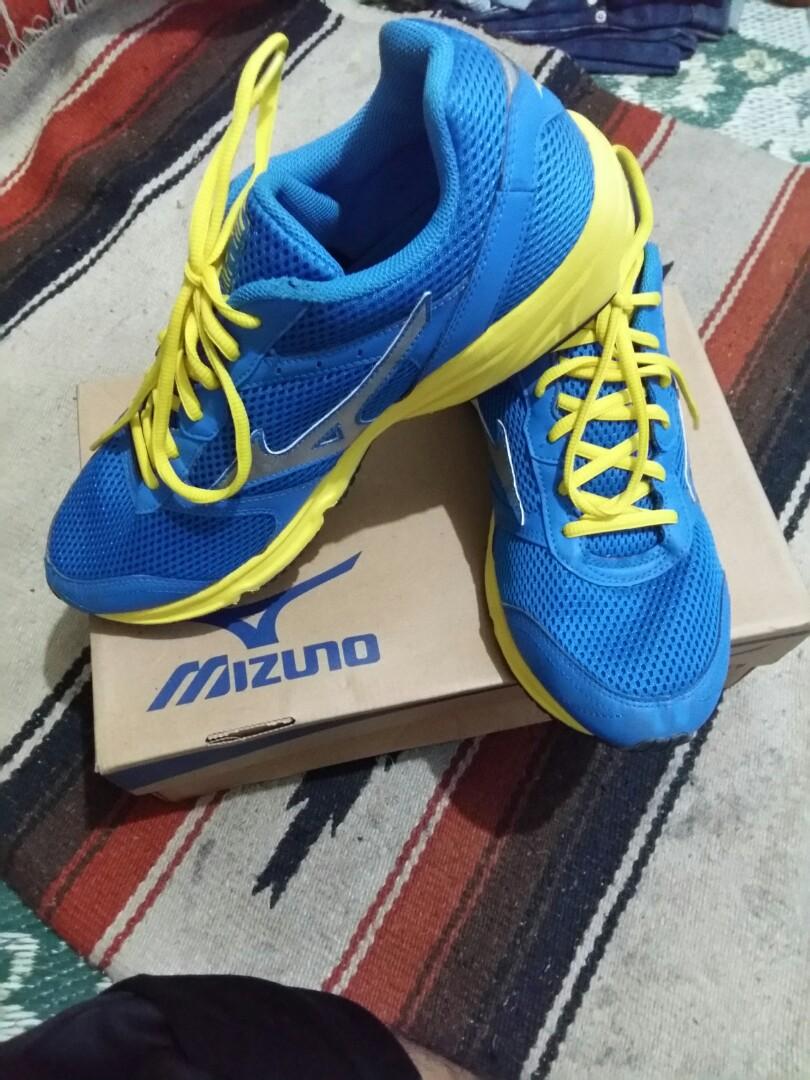 MIZUNO MAXIMIZER 18 running shoe Men s Fashion Activewear on