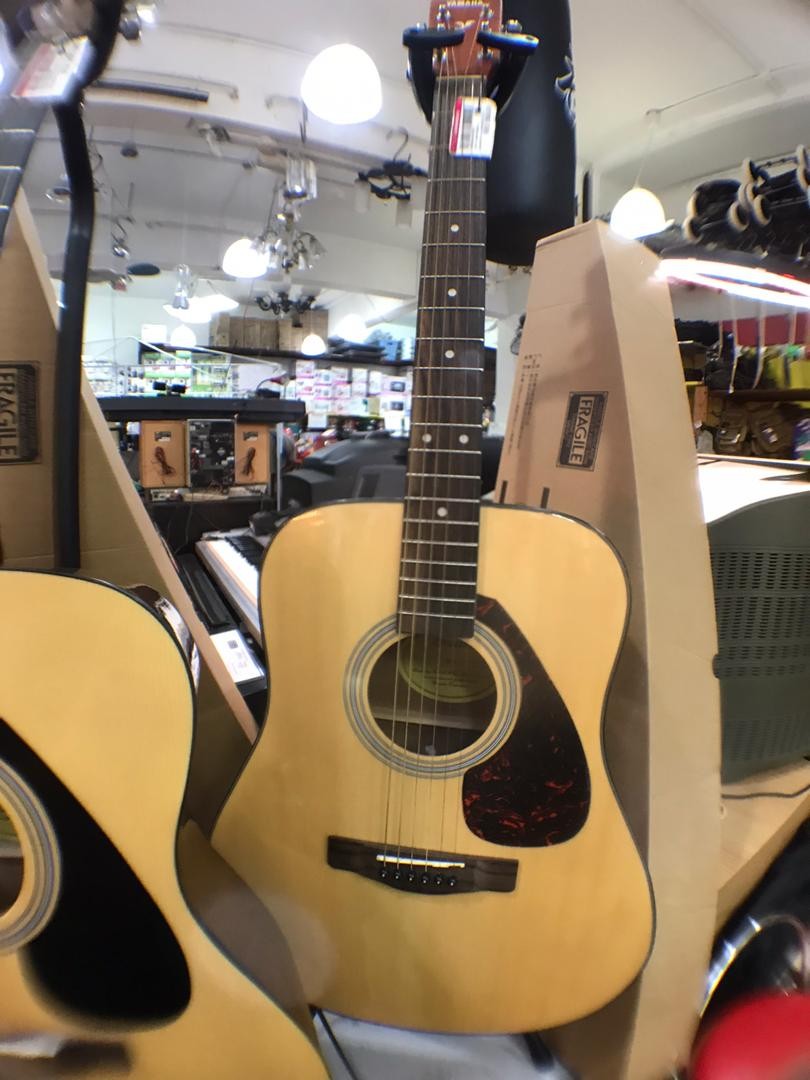 YAMAHA F600 Solid Acoustic Guitar