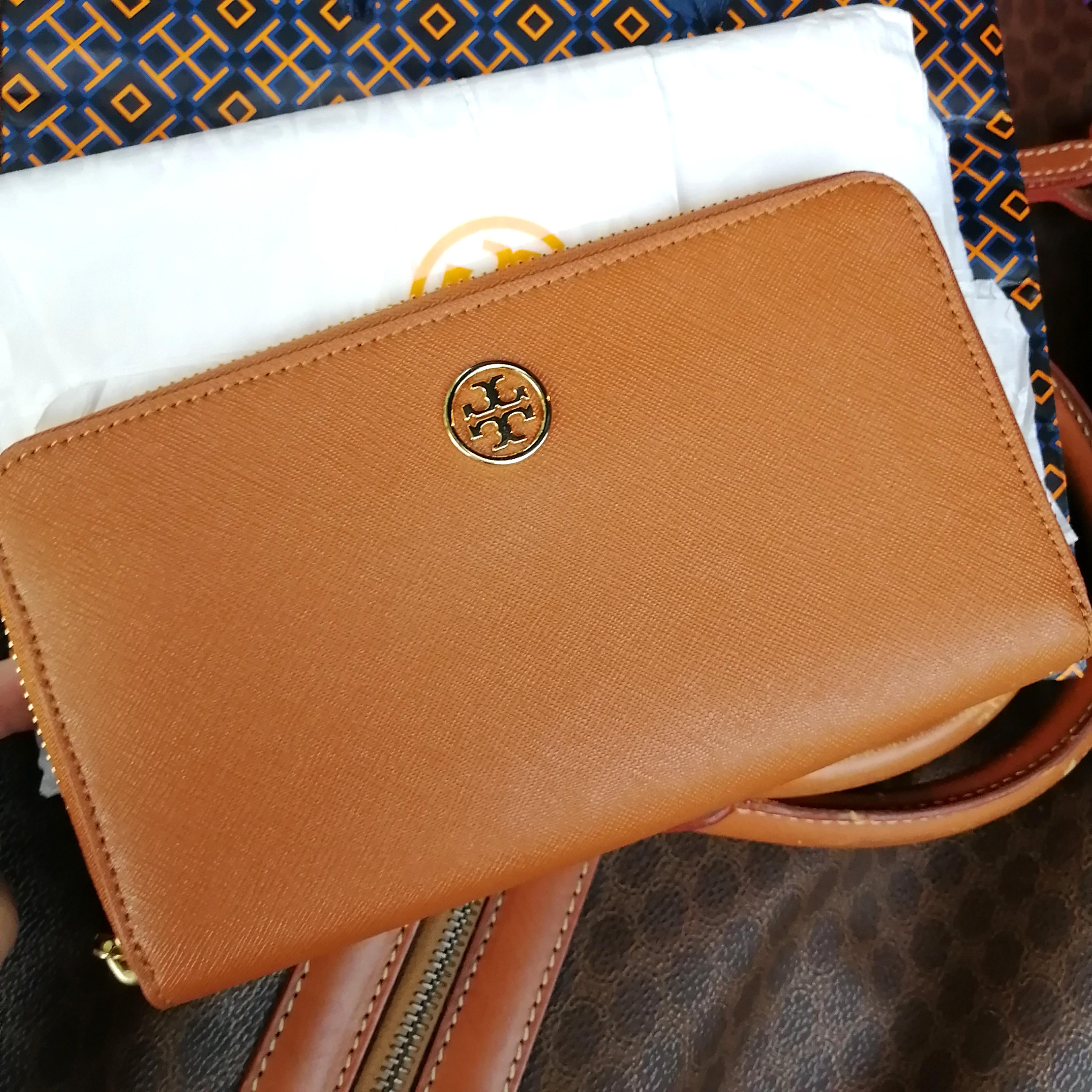 BN Tory Burch Emerson Wristlet Zip Continental Wallet, Luxury, Bags &  Wallets on Carousell