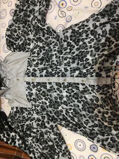 kemeja abu abu motif leophard
