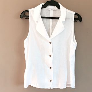 (Category: ) located in . Submitted by lizzyclosetsale (Listing ID 1049762804, Image 1). Description: .