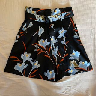 (Category: ) located in . Submitted by lizzyclosetsale (Listing ID 1049761931, Image 1). Description: .