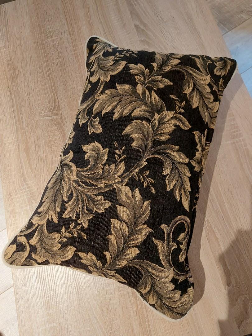 Rectangular cushion (Category: Cushions & Throws) located in Shah Alam. Submitted by missovaltine (Listing ID 1049774984, Image 1). Description: .
