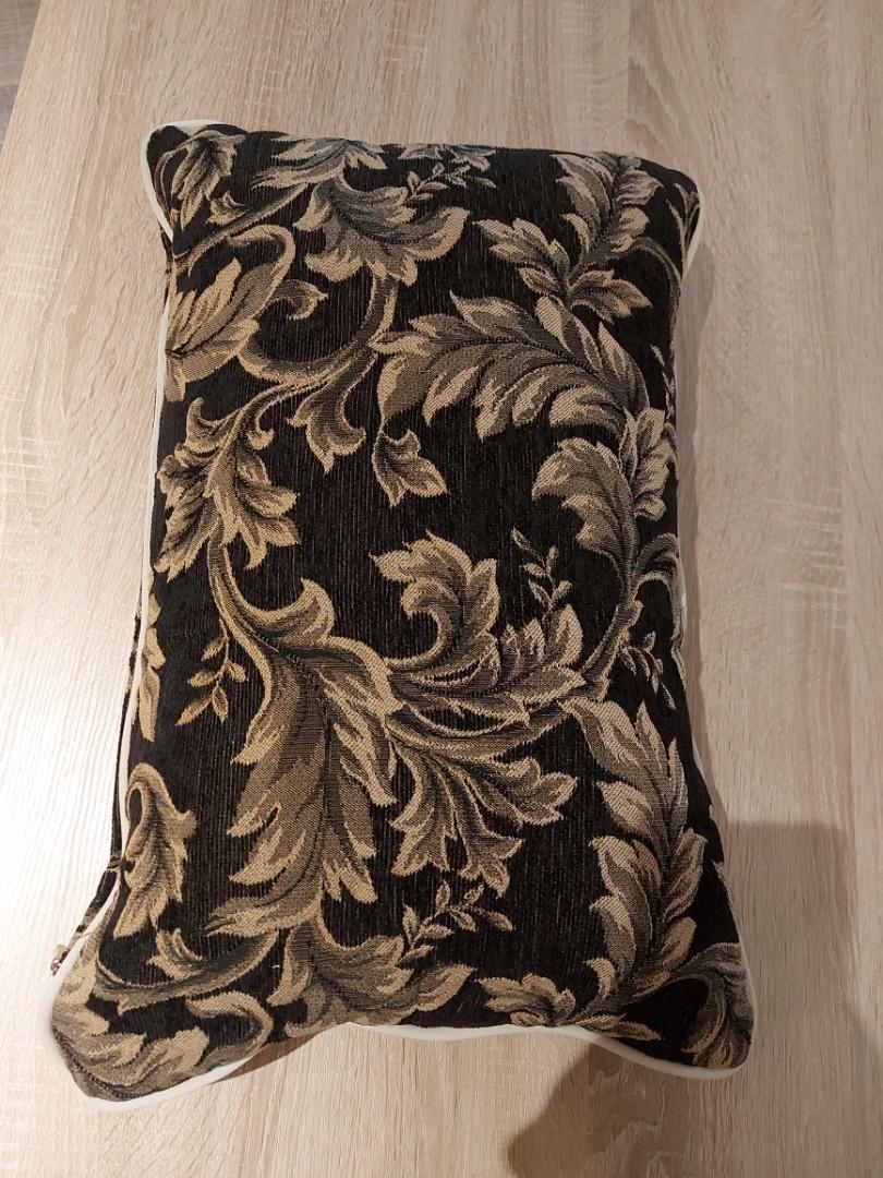 Rectangular cushion (Category: Cushions & Throws) located in Shah Alam. Submitted by missovaltine (Listing ID 1049774984, Image 2). Description: .