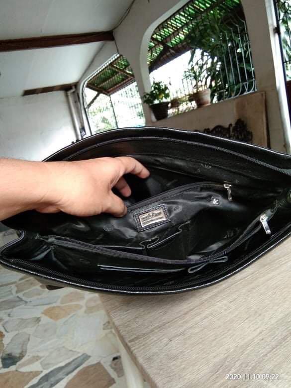 GIOVANNI VALENTINO PURE LEATHER (Category: Wallets & Card holders) located in Manila. Submitted by bellasy (Listing ID 1049982855, Image 2). Description: Good Condition pure leather .