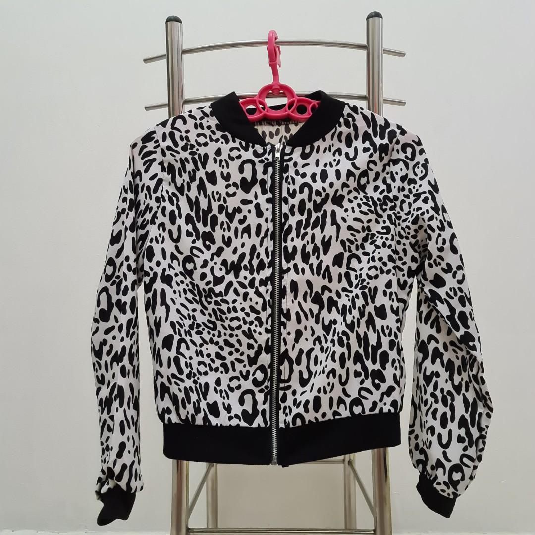 Jacket (Category: Longsleeves) located in Batu Caves. Submitted by ariesprelovedd (Listing ID 1046222294, Image 3). Description: .