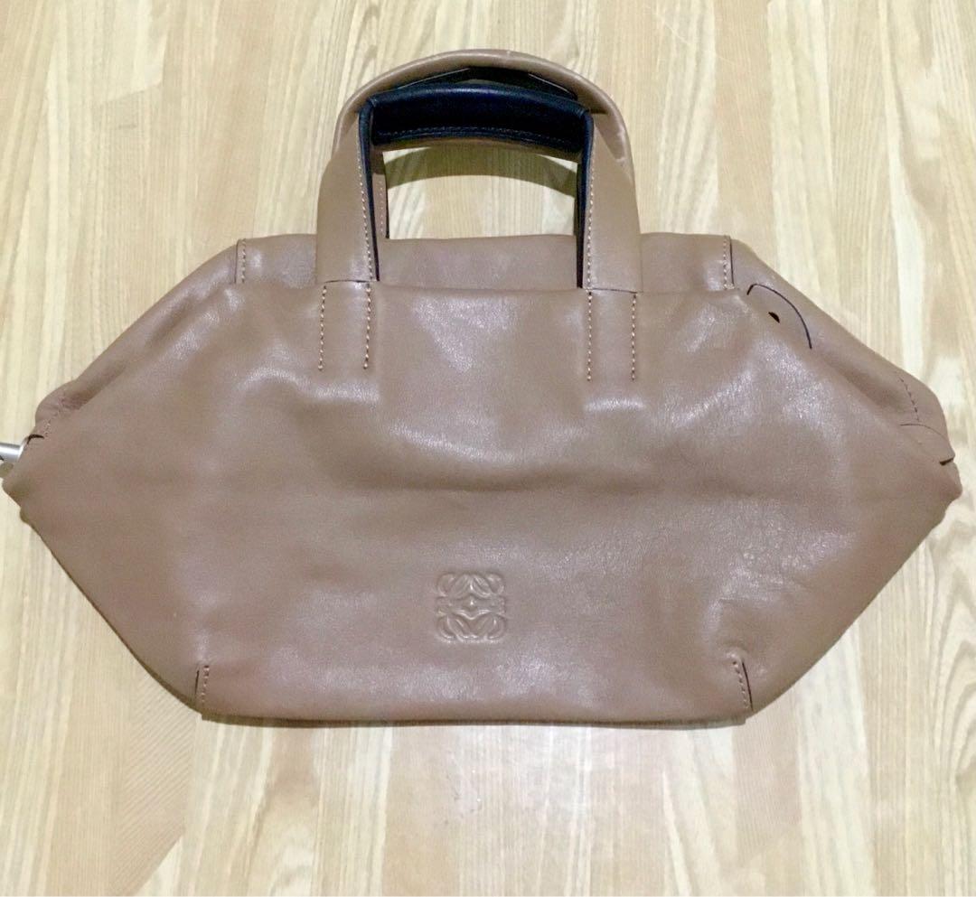 Loewe Cubo Origami 30 (Category: Purses & Pouches) located in Davao. Submitted by erysiphylothrix (Listing ID 1046421104, Image 2). Description: Loewe Cubi Origami 30 Calfskin leather body Brushed palladium hardware Double top handles Has flaws. Please see photos. Note: Authenticity not guaranteed.