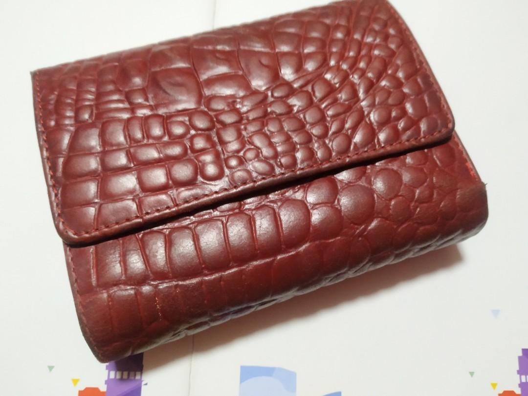 Red Good Quality Leatherette 3-Fold Wallet (Category: Wallets & Card holders) located in Quezon City. Submitted by sunnieside (Listing ID 1046271458, Image 1). Description: Good stitching! Nice Christmas gift hehe ❣️ PM for more pics if you want! Payment via G-cash.