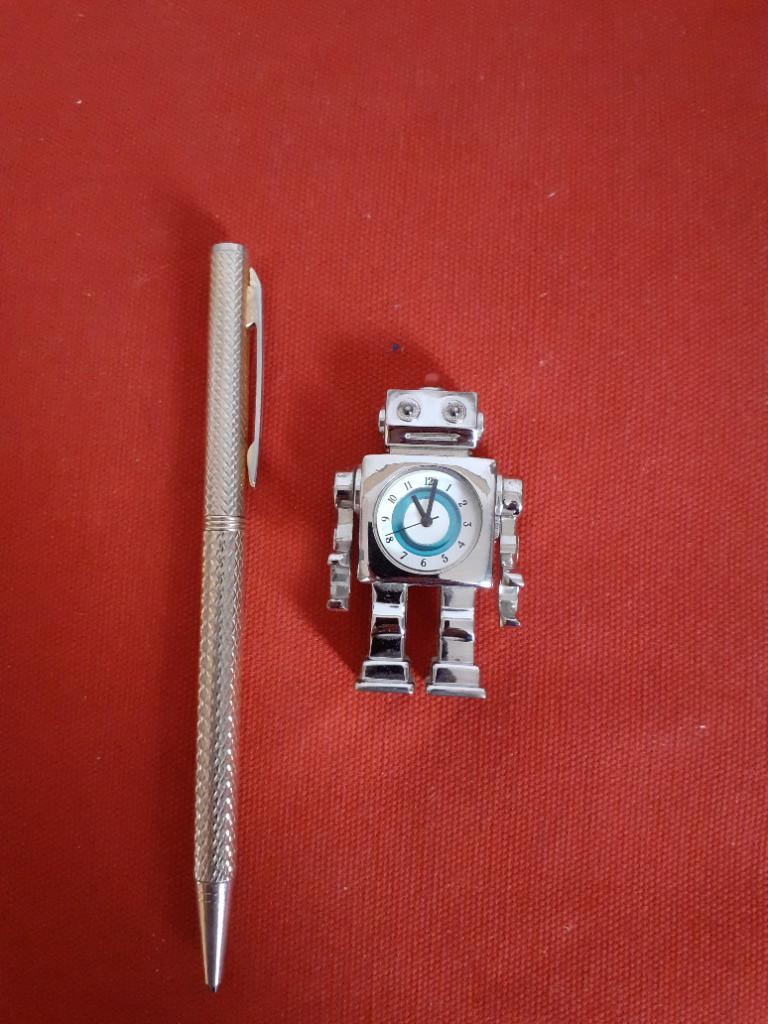 Robot Desk Clock (Category: Clocks) located in Paranaque City. Submitted by donjuan_thegreat (Listing ID 1046429788, Image 2). Description: Item in very good vintage condition Stainless Steel Quartz Miyota Japanese Mechanism Dimensions: H 5.5 cm L 3.4 cm W 1.5 cm For pick-up in UPS 5 Paranaque or can ship at buyer's expense.
